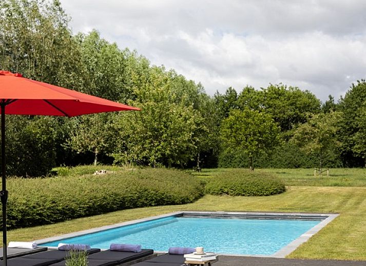 Open keuken en eetruimte in Vakantiehuis Sylvain, Tielt, West-Vlaanderen, met gezellige inrichting.