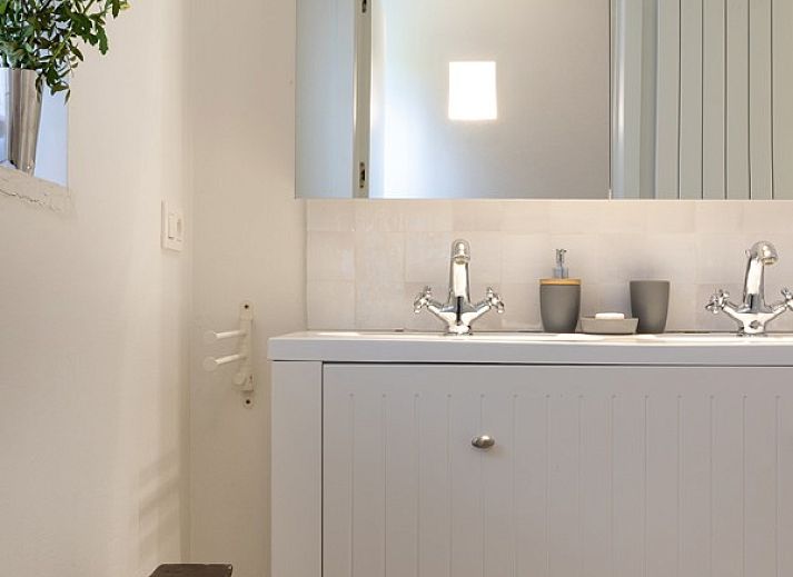 Open keuken en eetruimte in Vakantiehuis Sylvain, Tielt, West-Vlaanderen, met gezellige inrichting.