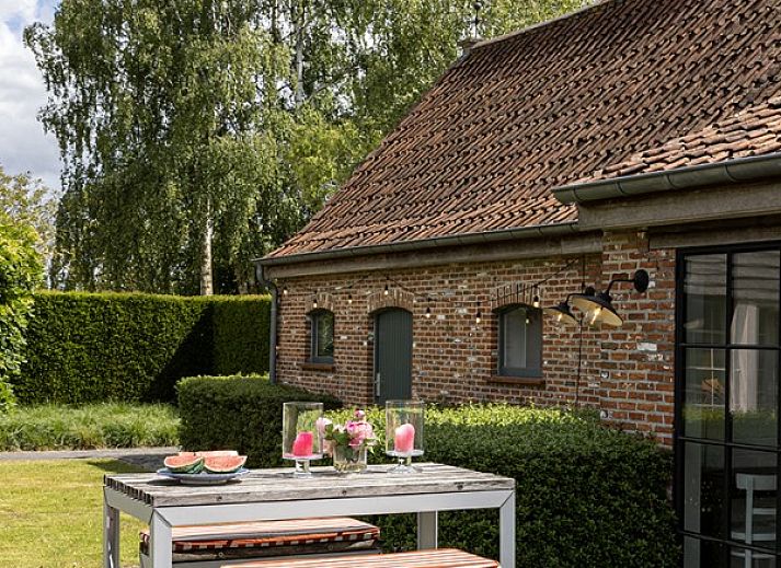 Open keuken en eetruimte in Vakantiehuis Sylvain, Tielt, West-Vlaanderen, met gezellige inrichting.