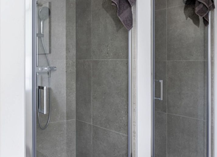 Ferienhaus 't hov in Passchendaele, umgeben von ueppiger Natur und schattigen Baeumen.