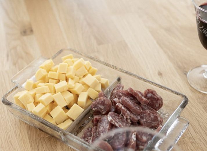 Ferienhaus 't hov in Passchendaele, umgeben von ueppiger Natur und schattigen Baeumen.