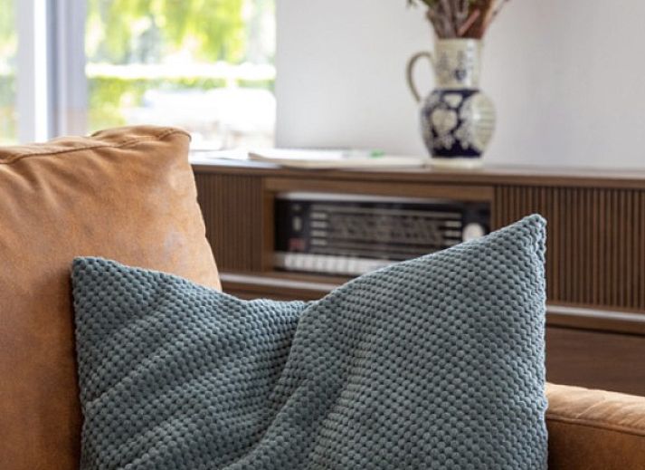 Heller Eingang zum Ferienhaus 't hov in Passendale mit stilvollem Fliesenboden und modernen Moebeln.