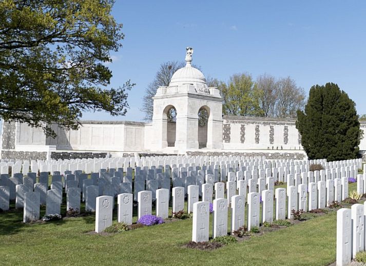 Heller Eingang zum Ferienhaus 't hov in Passendale mit stilvollem Fliesenboden und modernen Moebeln.