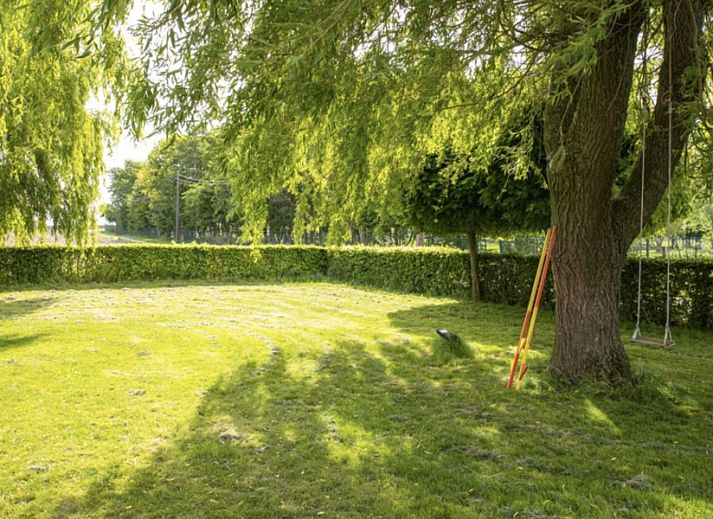 Heller Eingang zum Ferienhaus 't hov in Passendale mit stilvollem Fliesenboden und modernen Moebeln.