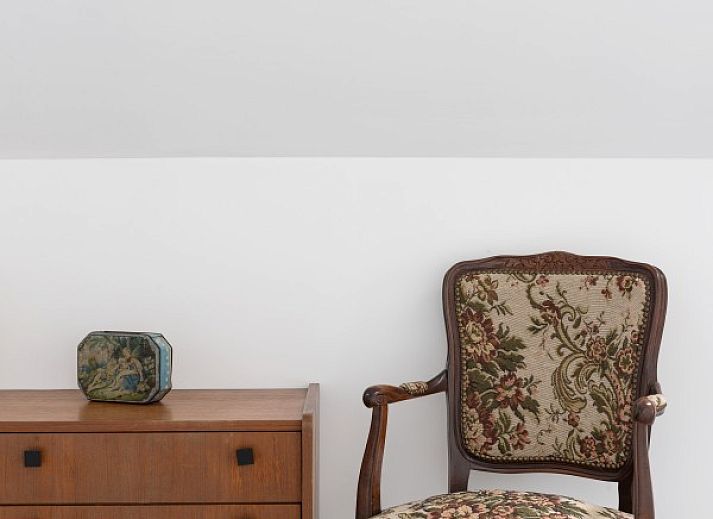 Gemuetlicher Essbereich in 't hov, Passendale, mit moderner Beleuchtung und grossem Tisch fuer gesellige Runden.