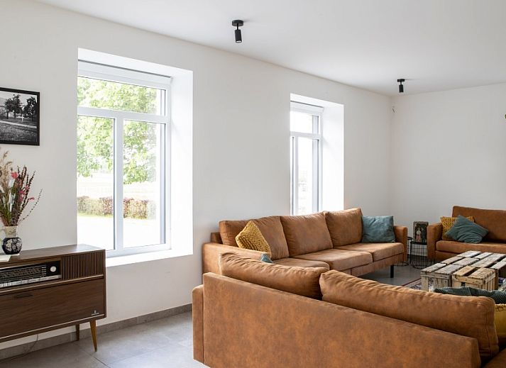 Gemuetlicher Essbereich in 't hov, Passendale, mit moderner Beleuchtung und grossem Tisch fuer gesellige Runden.