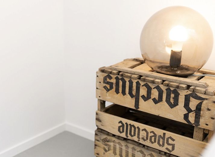 Gemuetlicher Essbereich in 't hov, Passendale, mit moderner Beleuchtung und grossem Tisch fuer gesellige Runden.