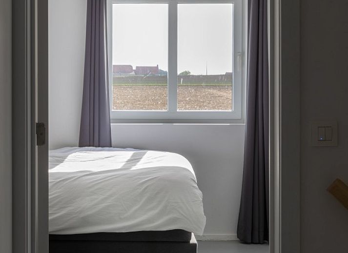 Gemuetlicher Essbereich in 't hov, Passendale, mit moderner Beleuchtung und grossem Tisch fuer gesellige Runden.