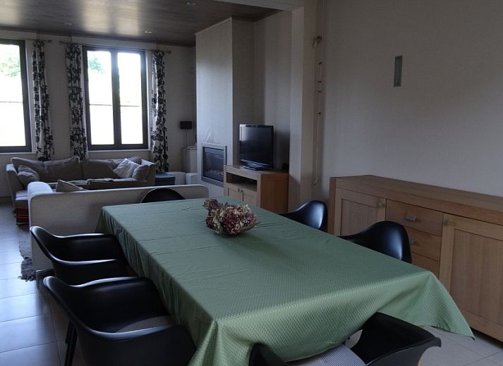 Gemuetliches Wohnzimmer des Ferienhauses Maison Miest in Watou, Westflandern, mit bequemen Sofas und Kamin.