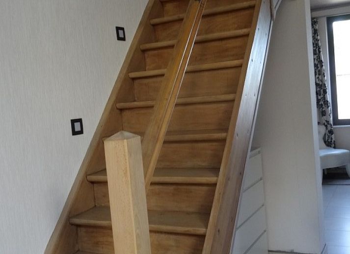 Gemuetliches Wohnzimmer des Ferienhauses Maison Miest in Watou, Westflandern, mit bequemen Sofas und Kamin.