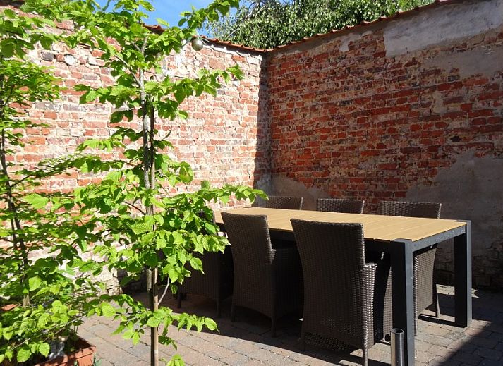 Gemuetliches Wohnzimmer des Ferienhauses Maison Miest in Watou, Westflandern, mit bequemen Sofas und Kamin.