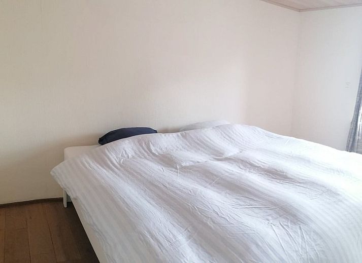 Geraeumiges Esszimmer im Maison Miest in Watou, Westflandern, mit grossem Esstisch und modernem Mobiliar.