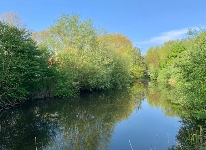 Restful natural setting at Cottage in Alveringem, vacation home in Alveringem, West Flanders, Belgium with beautiful water view.