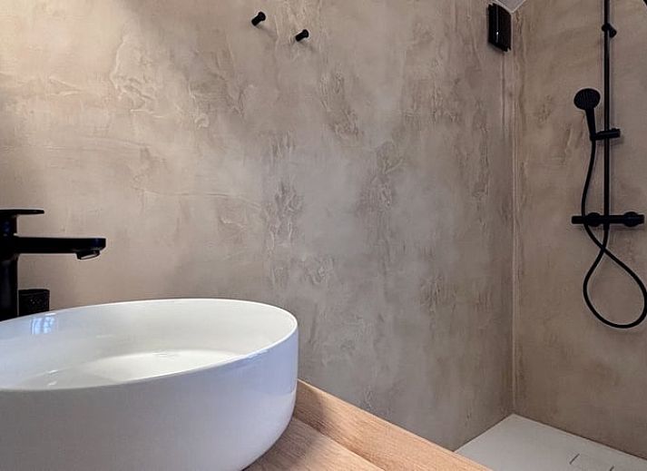 Modern bathroom in Cottage in Alveringem, a vacation home in Alveringem, West Flanders, with stylish sink and rustic look.