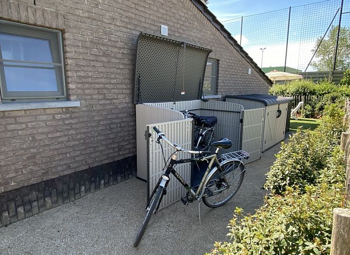 Frontansicht des Ferienhauses Zee en Polder Nr. 138 in Westende, Westflandern mit Holzzaun.