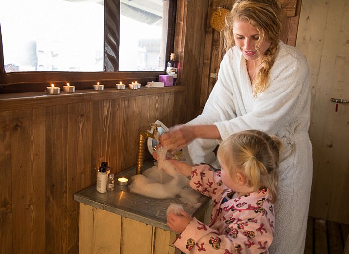 Gemuetliche Terrasse des Zelthauses mit privater Warmwasserdusche in der ruhigen Landschaft von Poperinge, Westflandern, Belgien.
