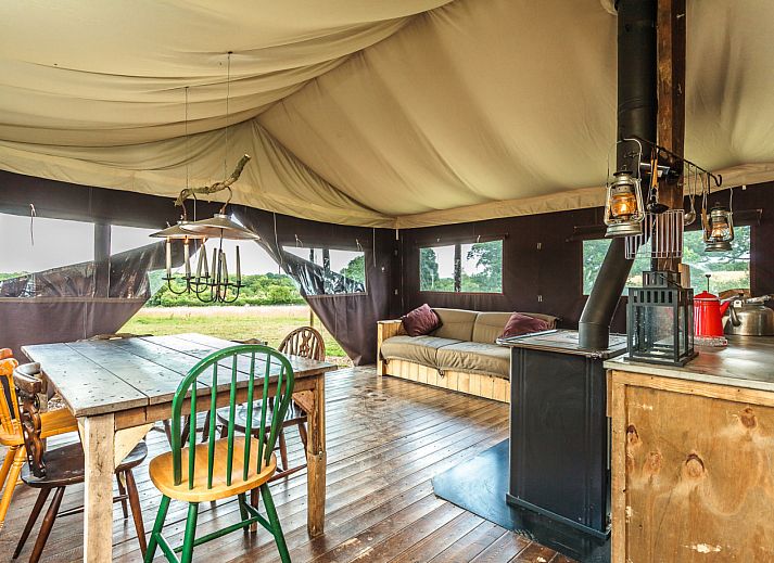 Geniessen Sie den Luxus im Zeltcottage mit heisser Privatdusche in Poperinge, Westflandern. Entspannter Moment im gemuetlichen Badezimmer.