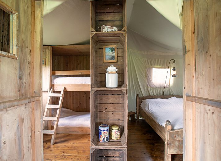 Zeltcottage mit privater Warmwasserdusche im Zelt, eine stimmungsvolle Glamping-Lodge in Poperinge, Westflandern, umgeben von gruener Natur.