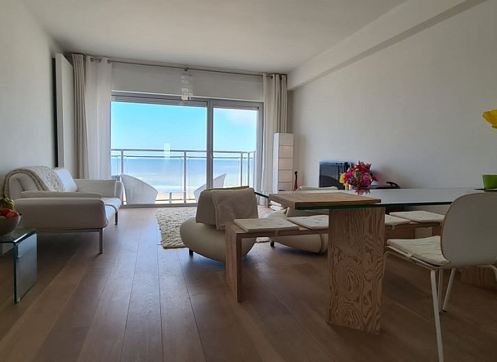 Geniet van het uitzicht op zee vanaf het balkon van Vakantie aan Zee appartement in Knokke-Heist, West-Vlaanderen.