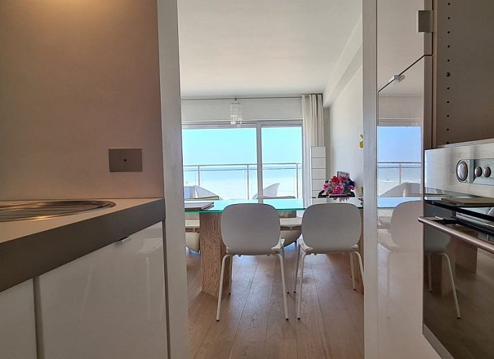 Lichte woonkamer met zeezicht in Vakantie aan Zee appartement, Knokke-Heist, West-Vlaanderen.