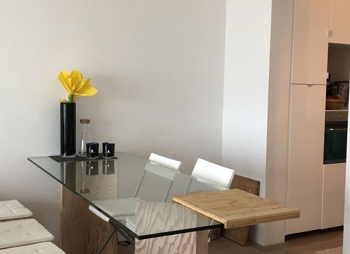 Lichte woonkamer met zeezicht in Vakantie aan Zee appartement, Knokke-Heist, West-Vlaanderen.