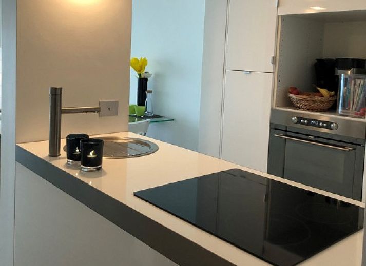 Lichte woonkamer met zeezicht in Vakantie aan Zee appartement, Knokke-Heist, West-Vlaanderen.