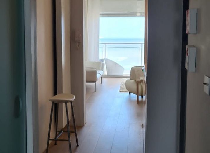 Lichte woonkamer met zeezicht in Vakantie aan Zee appartement, Knokke-Heist, West-Vlaanderen.