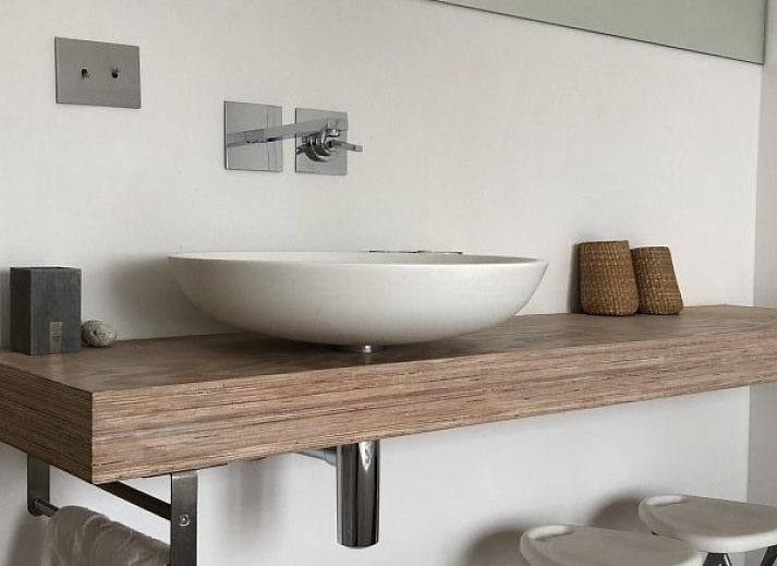 Moderne zithoek in Vakantie aan Zee appartement, Knokke-Heist, West-Vlaanderen, met comfortabele stoelen.