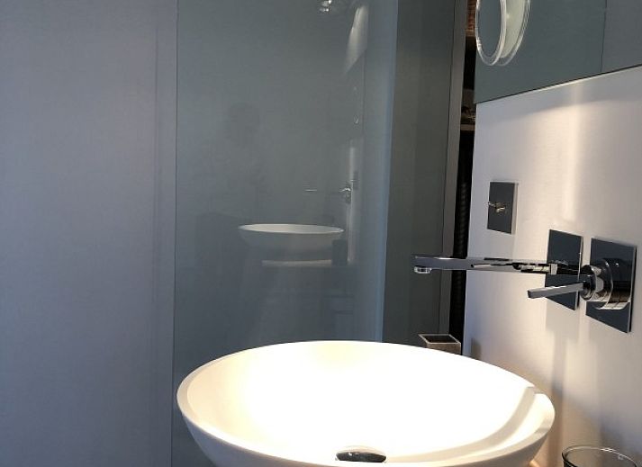 Moderne zithoek in Vakantie aan Zee appartement, Knokke-Heist, West-Vlaanderen, met comfortabele stoelen.