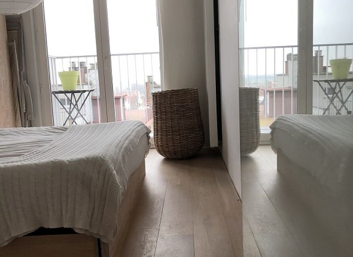 Moderne zithoek in Vakantie aan Zee appartement, Knokke-Heist, West-Vlaanderen, met comfortabele stoelen.