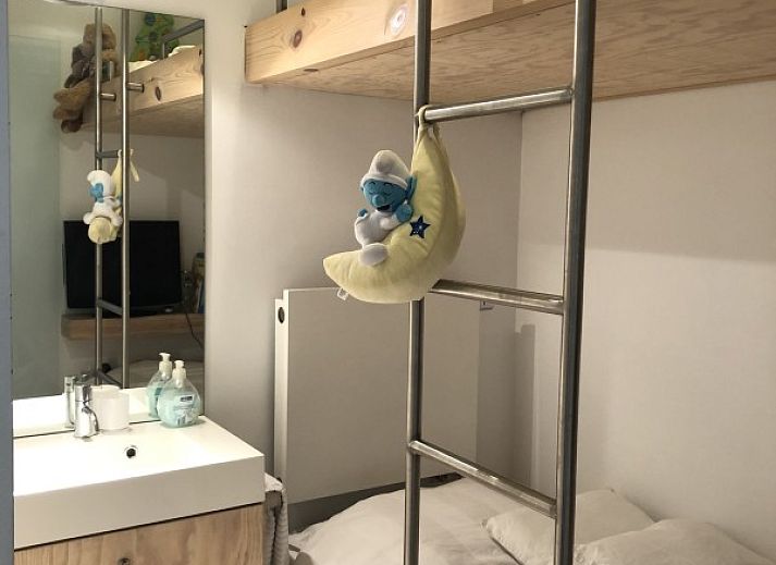 Moderne zithoek in Vakantie aan Zee appartement, Knokke-Heist, West-Vlaanderen, met comfortabele stoelen.