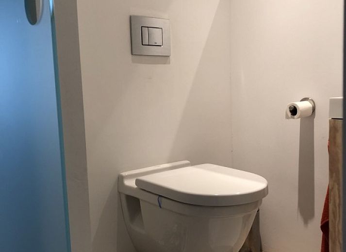 Stijlvolle binnenruimte met balkonzicht in Vakantie aan Zee appartement, Knokke-Heist, West-Vlaanderen.