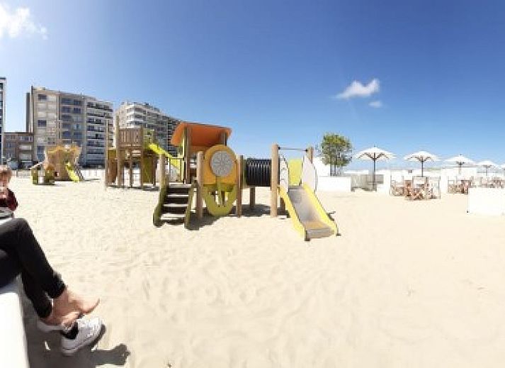 Stijlvolle binnenruimte met balkonzicht in Vakantie aan Zee appartement, Knokke-Heist, West-Vlaanderen.