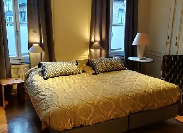 Sonnige Terrasse und gruener Garten im Skindles Guesthouse, Ferienhaus in Poperinge, Westflandern.