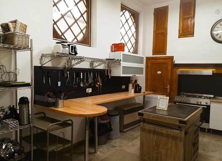 Sonnige Terrasse und gruener Garten im Skindles Guesthouse, Ferienhaus in Poperinge, Westflandern.