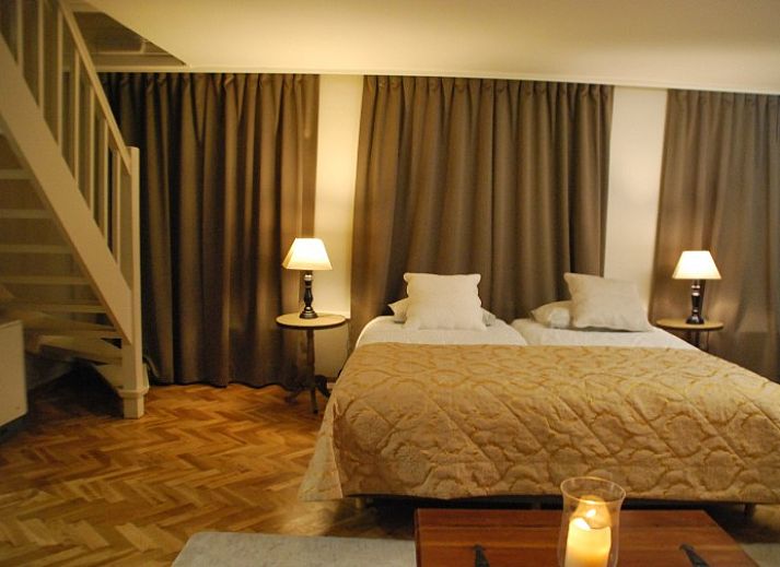 Sonnige Terrasse und gruener Garten im Skindles Guesthouse, Ferienhaus in Poperinge, Westflandern.