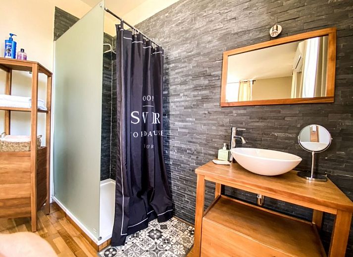 Sonnige Terrasse und gruener Garten im Skindles Guesthouse, Ferienhaus in Poperinge, Westflandern.