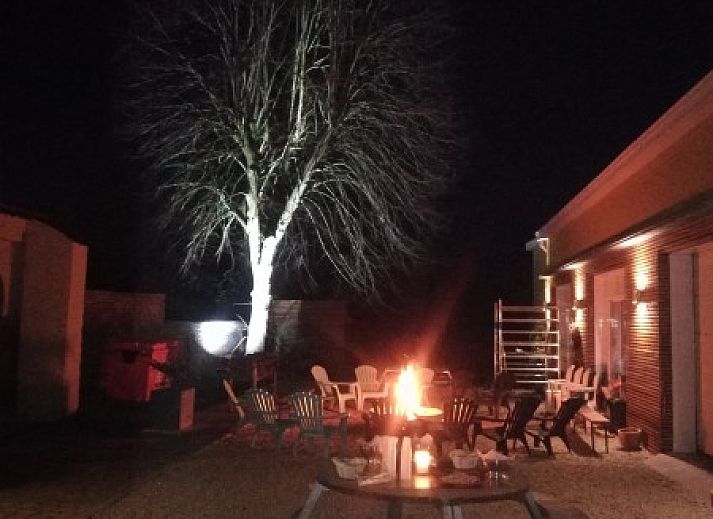 Gemuetlicher Grill im Garten von Skindles Guesthouse, Ferienhaus in Poperinge, Westflandern.