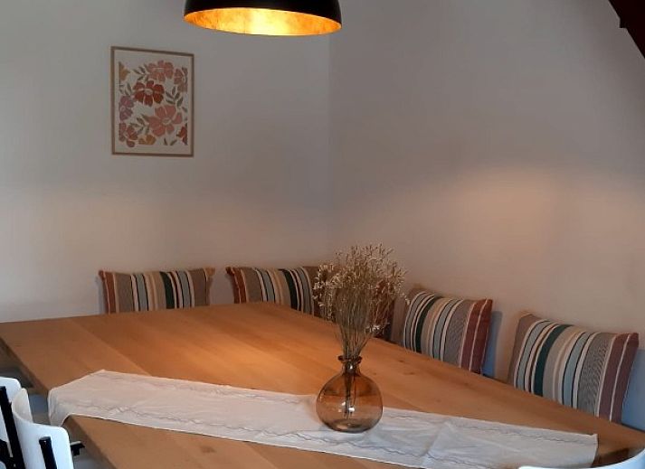 Speelruimte bij 't Kapelhof vakantiehuis in Beauvoorde, West-Vlaanderen met schommels en trampoline.