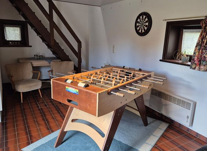 Speelruimte bij 't Kapelhof vakantiehuis in Beauvoorde, West-Vlaanderen met schommels en trampoline.
