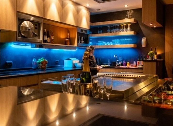 Luxury bathroom at Chez-Marraine bed and breakfast in Lissewege, West Flanders, with spacious shower and bathtub.