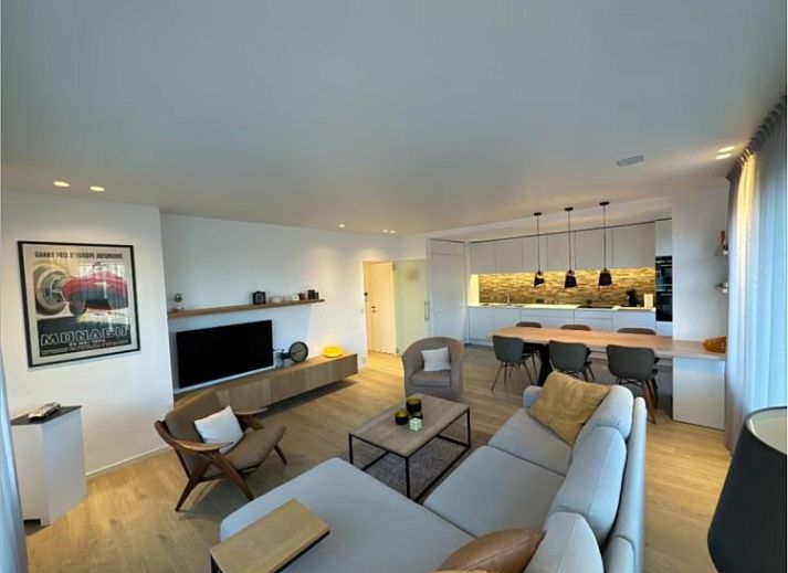 Stilvolles Wohnzimmer der Wohnung Memling in Sint-Andries, Westflandern, mit moderner Kueche und gemuetlicher Sitzecke fuer einen entspannten Aufenthalt.