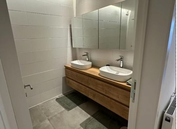 Stilvolles Wohnzimmer der Wohnung Memling in Sint-Andries, Westflandern, mit moderner Kueche und gemuetlicher Sitzecke fuer einen entspannten Aufenthalt.