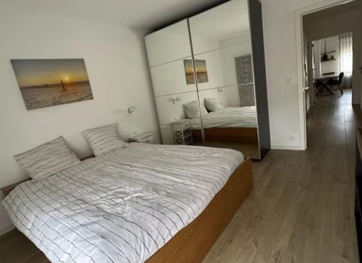 Stilvolles Wohnzimmer der Wohnung Memling in Sint-Andries, Westflandern, mit moderner Kueche und gemuetlicher Sitzecke fuer einen entspannten Aufenthalt.