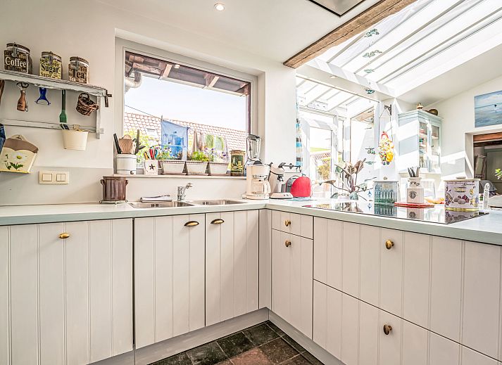 Gezellige keuken van Vakantiehuis Gigi in Vlissegem, West-Vlaanderen, met rustieke inrichting en natuurlijke lichtinval.