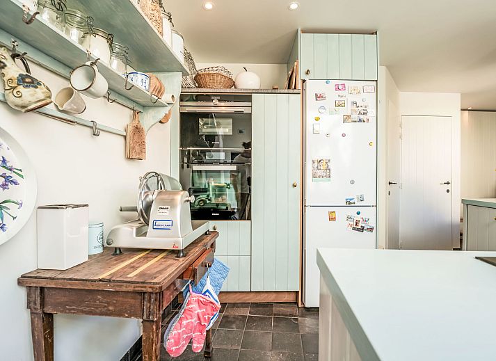 Gezellige keuken van Vakantiehuis Gigi in Vlissegem, West-Vlaanderen, met rustieke inrichting en natuurlijke lichtinval.