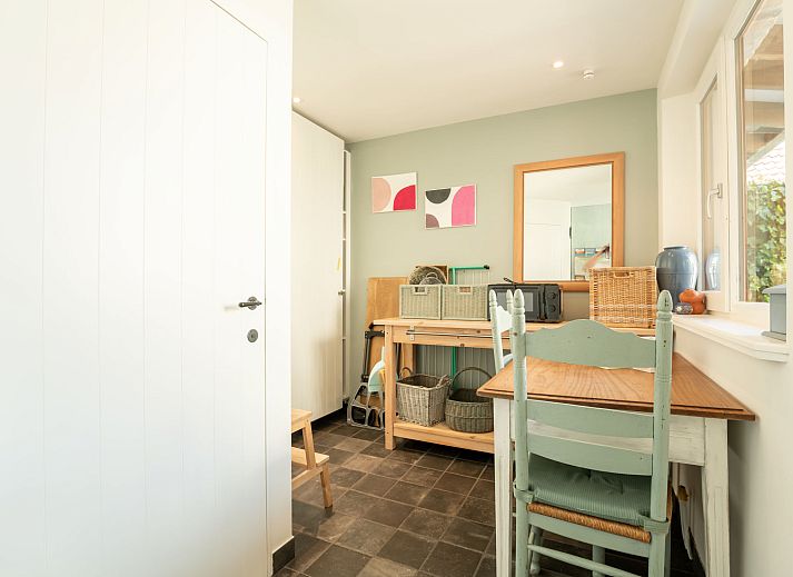 Stijlvolle badkamer van Vakantiehuis Gigi in Vlissegem, West-Vlaanderen met moderne douche en bad, ideaal voor een rustiek verblijf.