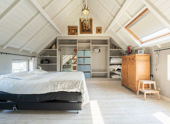 Stijlvolle badkamer van Vakantiehuis Gigi in Vlissegem, West-Vlaanderen met moderne douche en bad, ideaal voor een rustiek verblijf.