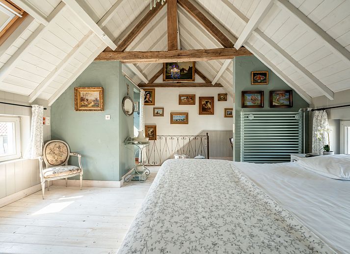 Stijlvolle badkamer van Vakantiehuis Gigi in Vlissegem, West-Vlaanderen met moderne douche en bad, ideaal voor een rustiek verblijf.