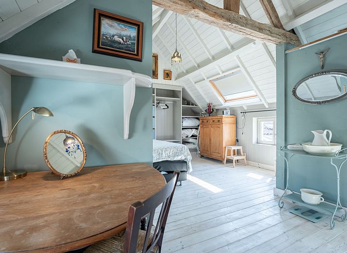 Stijlvolle badkamer van Vakantiehuis Gigi in Vlissegem, West-Vlaanderen met moderne douche en bad, ideaal voor een rustiek verblijf.
